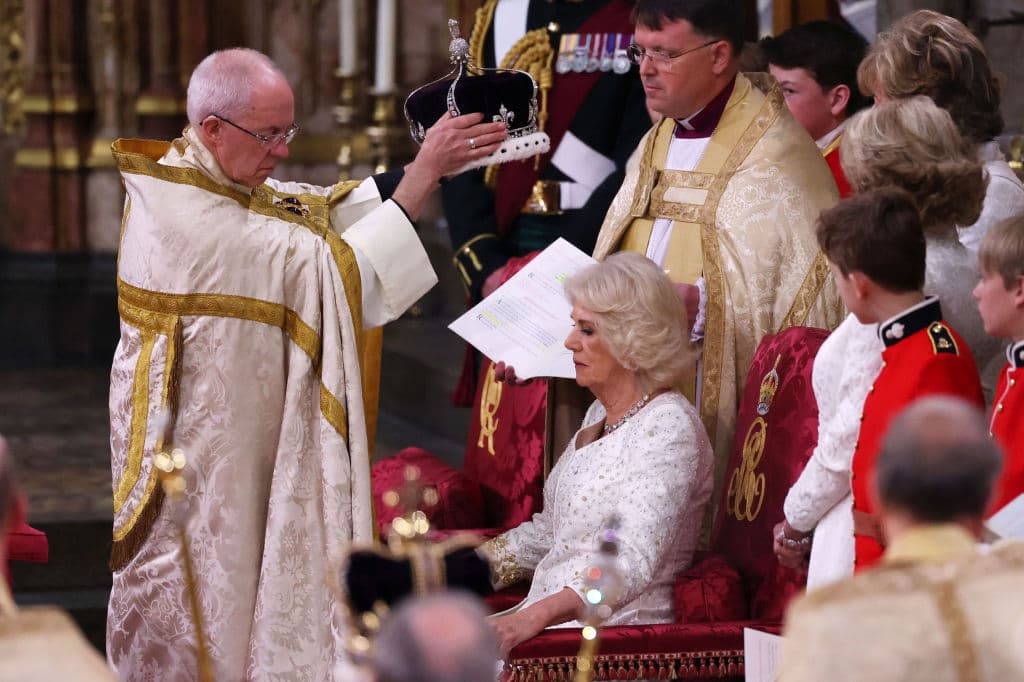 Otro momento clave e histórico de esta ceremonia fue la coronación de la reina Camila, inmediatamente después de la de Carlos III, en un ritual similar pero más sencillo.