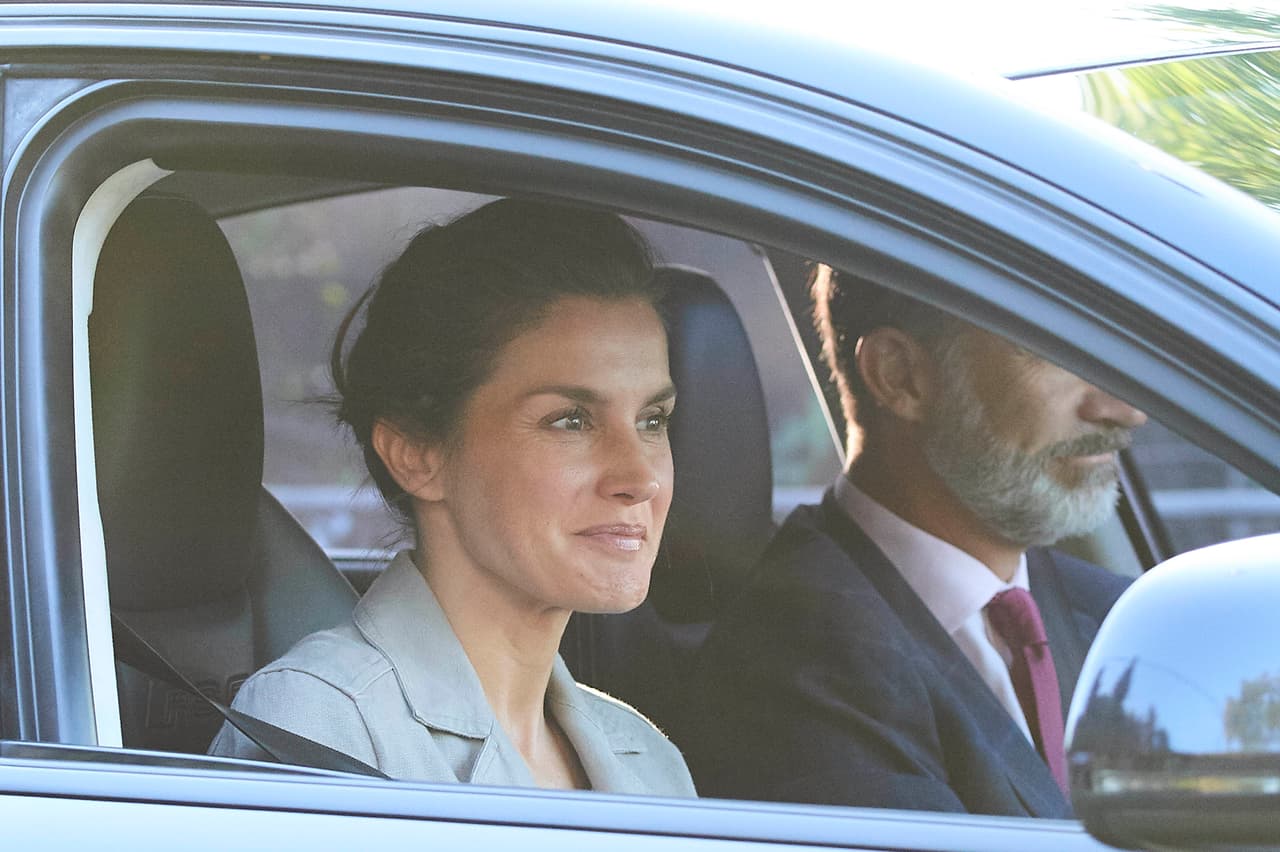 Llegó junto a su esposo el rey Felipe y ya comenzó a llamar la atención con su rostro.