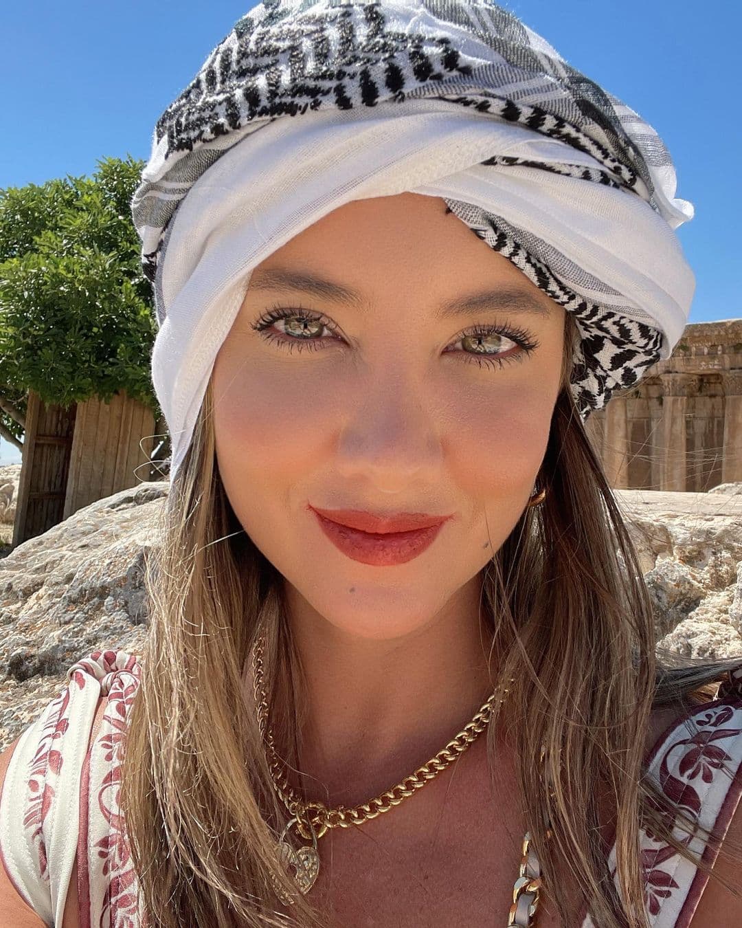 "Aquí entre nos,
<b>pasé un mes buscando</b> en las páginas amarillas del directorio telefónico todos los lugares de empeño preguntando si habían recibido un anillo en forma de corona", narró en su escrito.
<br>