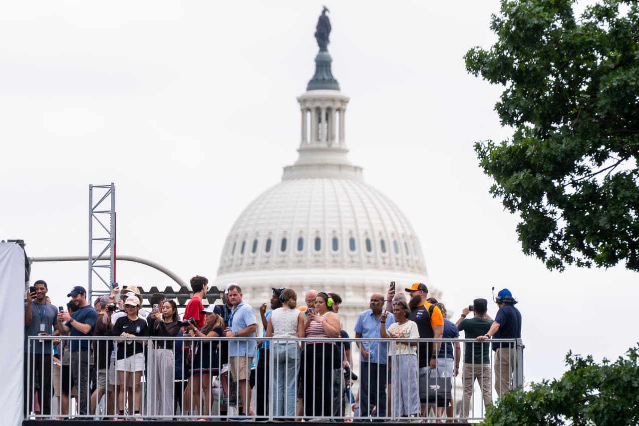 El National Mall fue acondicionado como una zona de entretenimiento para los asistentes, con exhibiciones de automóviles, carpas, sombrillas, comida, agua y pantallas gigantes para quienes no puedan observar directamente el circuito.