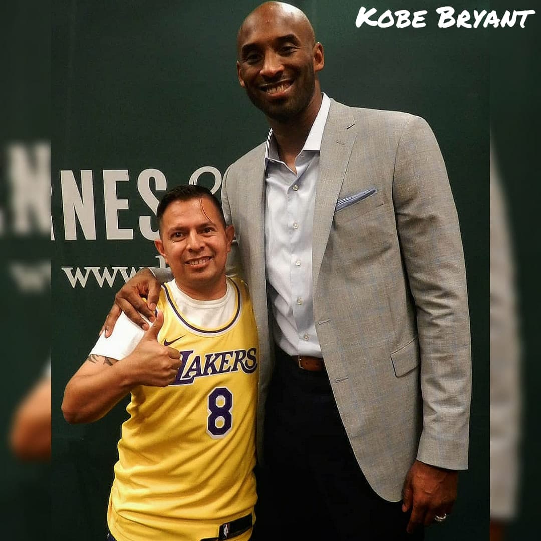 "Soy Amed Gonzalez.. Lo ví en 3 ocaciones. Y esta es la mejor foto que tengo con él. Fue un amor de persona... Platiqué con él durante 3 minutos hablado de fútbol europeo. El le va al Barcelona y yo al Real Madrid. Fue una plática única 😭😭😭😭"