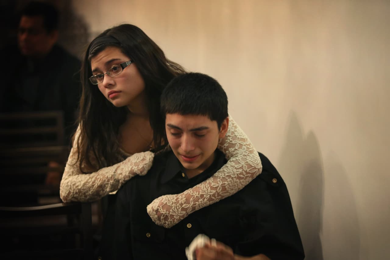 Reconfortar hace sentir a los otros más seguros. Los estudios muestran que los adultos que proveen apoyo físico y emocional consistente pueden amortiguar la respuesta al estrés de “huir o pelear” en los niños.