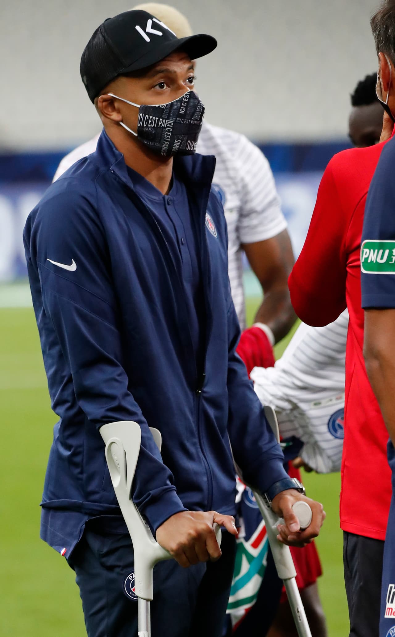 PSG ganaba por la mínima St Etienne por la Copa de Francia. Perrin entró fuerte sobre el pie derecho del francés cuando PSG se lanzaba al ataque. Se armaba la bronca en el terreno de juego y Perrin salió expulsado (31’). Kylian fue atendido dentro de la cancha y tuvo que dejar el partido entre lágrimas. Medios franceses afirman que Mbappé sufrió un esguince en su tobillo derecho.