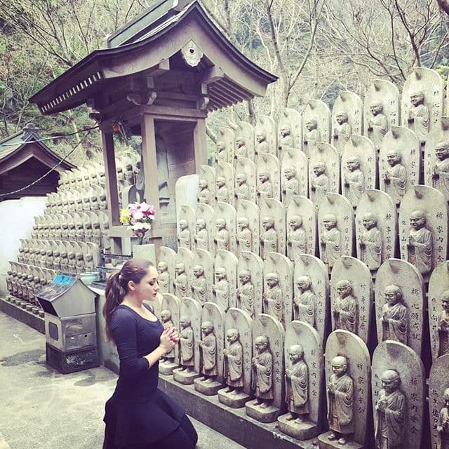 Orando y buscando paz interior.