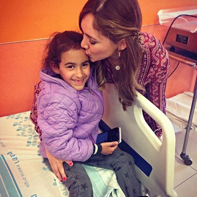 Disfrutó de la compañía de niños que se recuperan en dicho lugar.