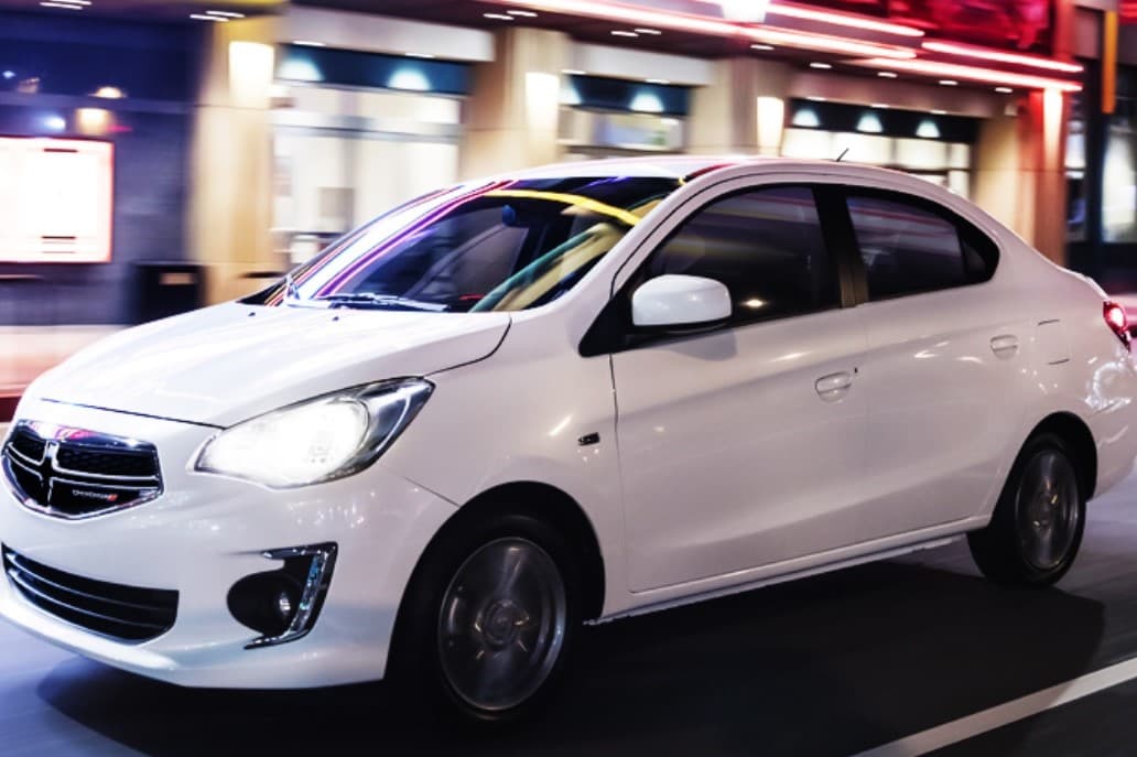 <h3 class="cms-H3-H3"><b>Dodge Attitude</b></h3>
<br>
<br>El Attitude es un modelo que se vende en México desde su primera generación. El vehículo inicial fue desarrollado sobre la base del Hyundai Accent, pero la última actualización está fabricada sobre la plataforma del Mitsubishi Mirage. Se ofrece con una motorización de 3 cilindros, 1.2 litros de desplazamiento, 76 caballos de fuerza y 74 lb-pie de torque, combinado con una transmisión manual de cinco marchas o una automática CVT. El equipamiento incluye un botón de arranque junto al volante, pantalla táctil de 7 pulgadas con CarPlay y Android Auto, bolsas de aire frontales y conectividad Bluetooth.
<br>