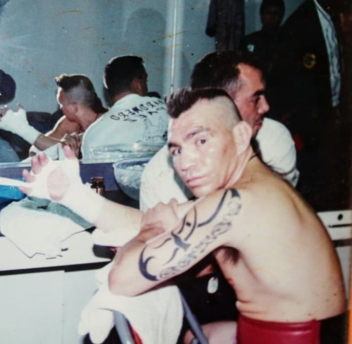 Páez debutó en el boxeo profesional el 16 de noviembre de 1984 noqueando a Efren Treno en tres asaltos.