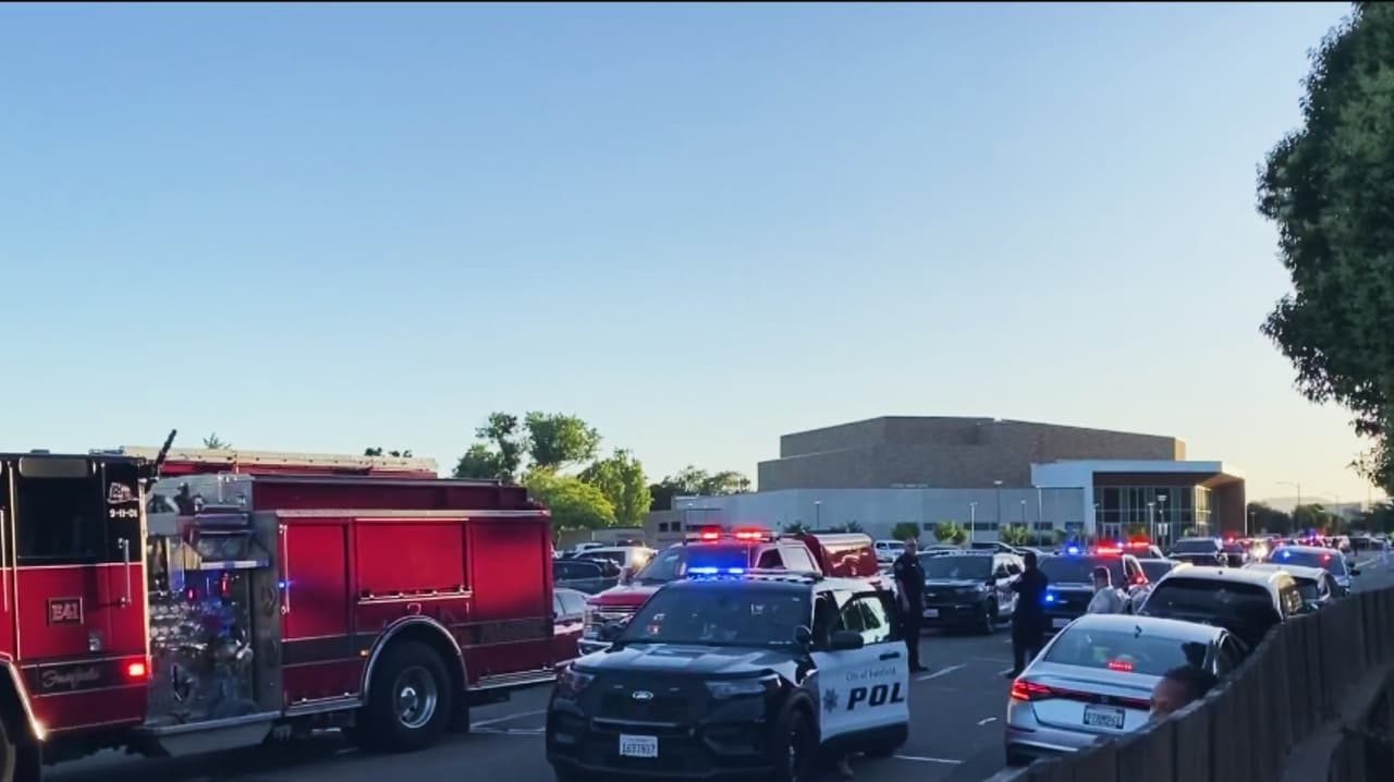Testigos relatan caos tras tiroteo en graduación en Fairfield; un joven murió y tres resultaron heridos