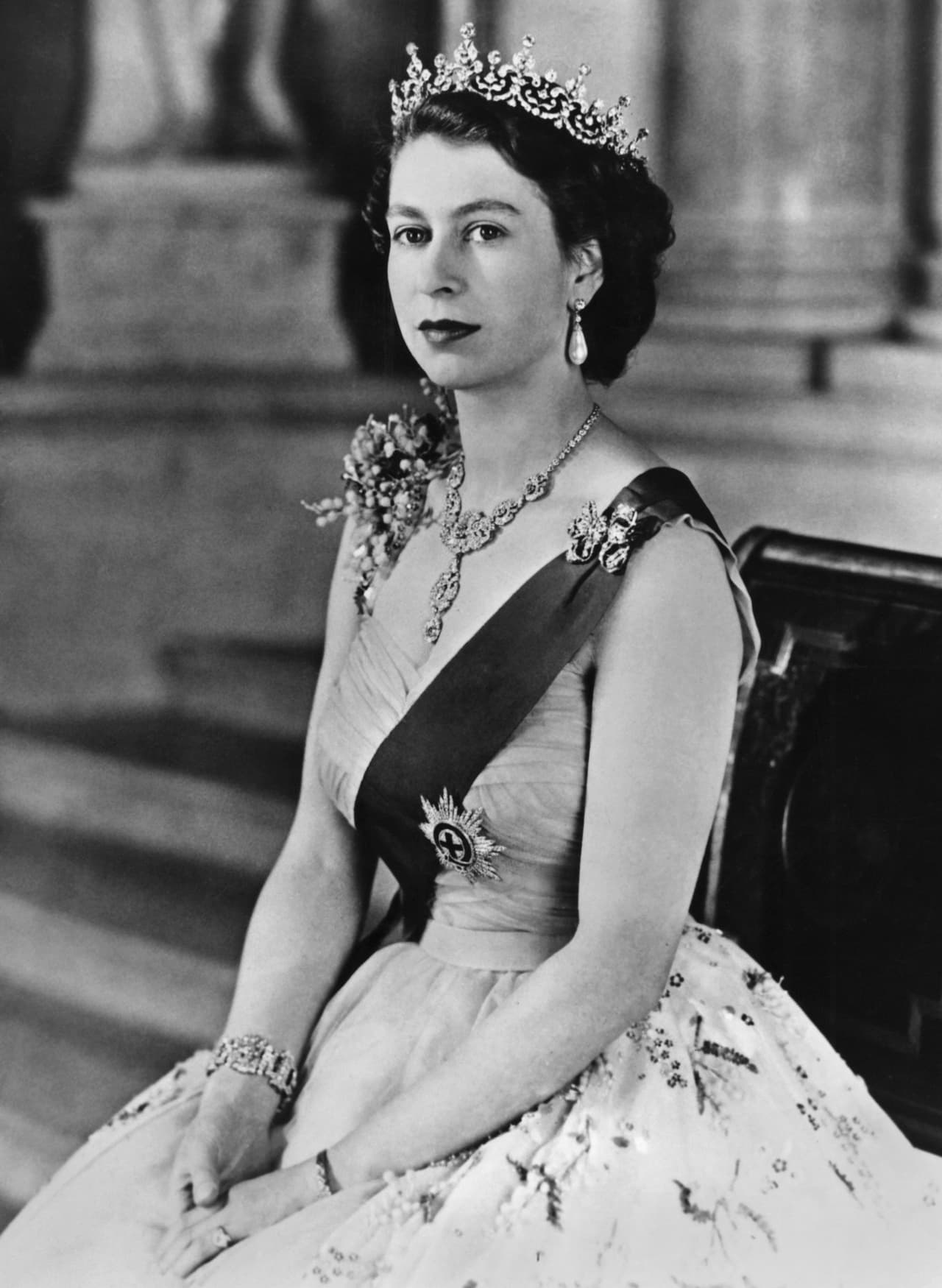 El 6 de febrero de 1952, el rey George murió e Isabel se convirtió en reina. En junio del año siguiente se llevó a cabo su coronación en la Abadía de Westminster. Fue la primera ceremonia de este tipo en ser televisada.