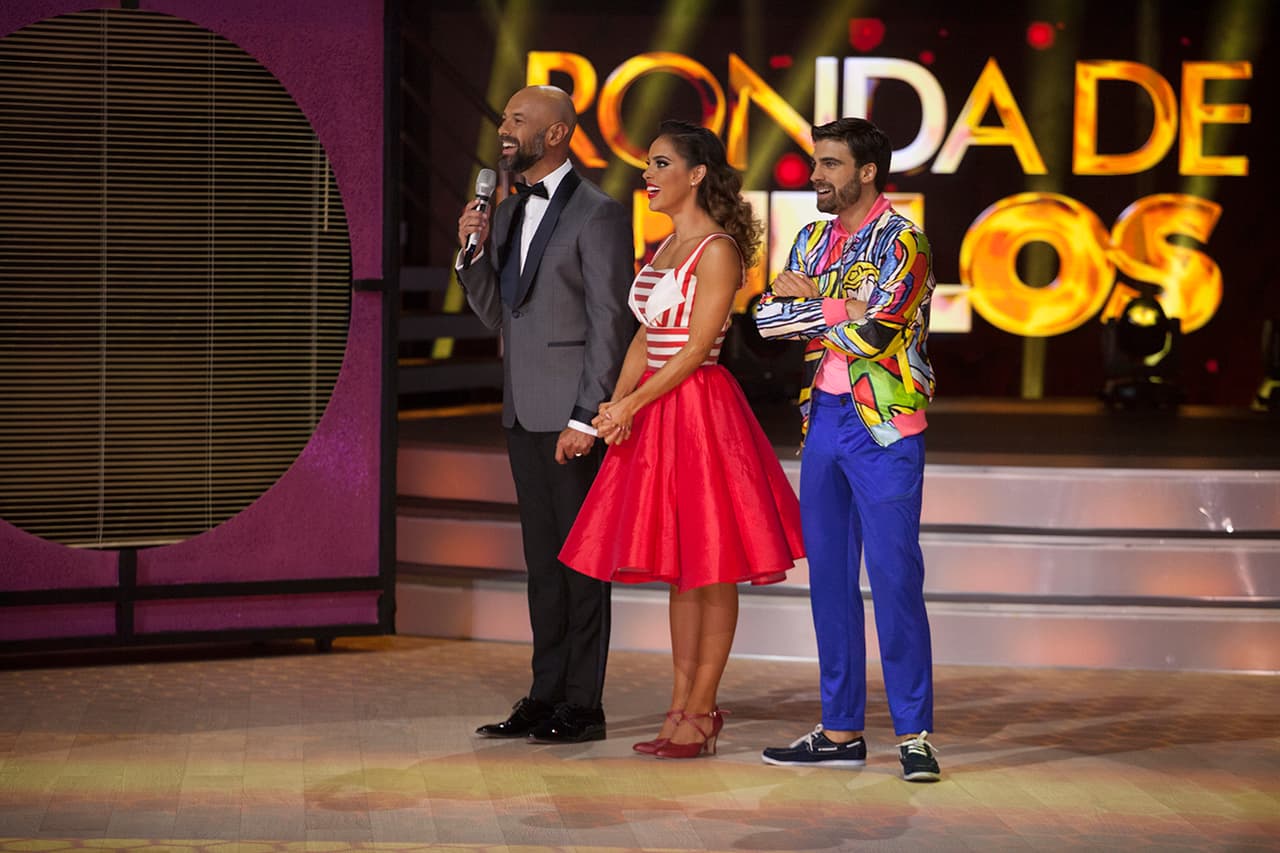 El primer duelo de la noche fue entre la colombiana Sara Corrales y el argentino Santiago Ramundo. El ritmo elegido para los actores fue el quickstep o baile de salón.
<br>