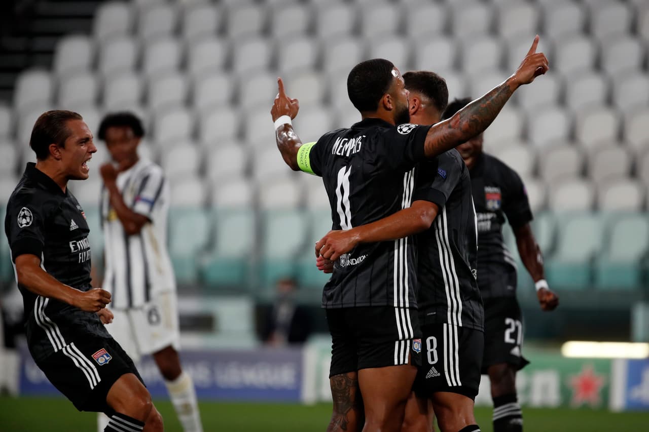 Depay cobró suave, a media altura para vencer el arco de Juventus.