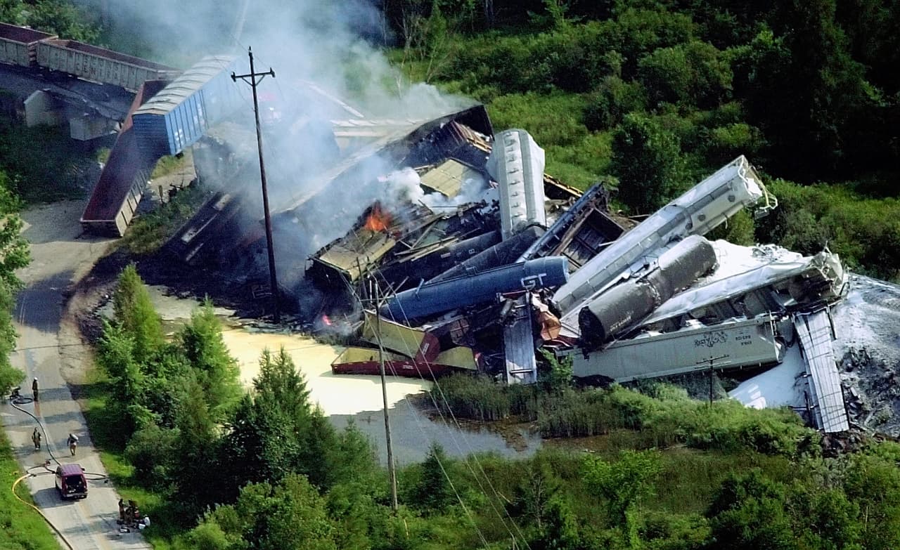 <b>Puesto 3: Wisconsin.</b> Tiene el 81.7% de sus carreteras deterioradas y el 7.4% de sus puentes necesitan reparación. Dedicó el 8.0% del gasto estatal a las autopistas de 2014 hasta 2018 (una de las mayores inversiones de cualquier estado), sin embargo, tiene la infraestructura de carreteras más deteriorada del país. Por otro lado, su promedio de descarrilamientos es relativamente bajo: 2.6 por cada 100,000 millas de vías.