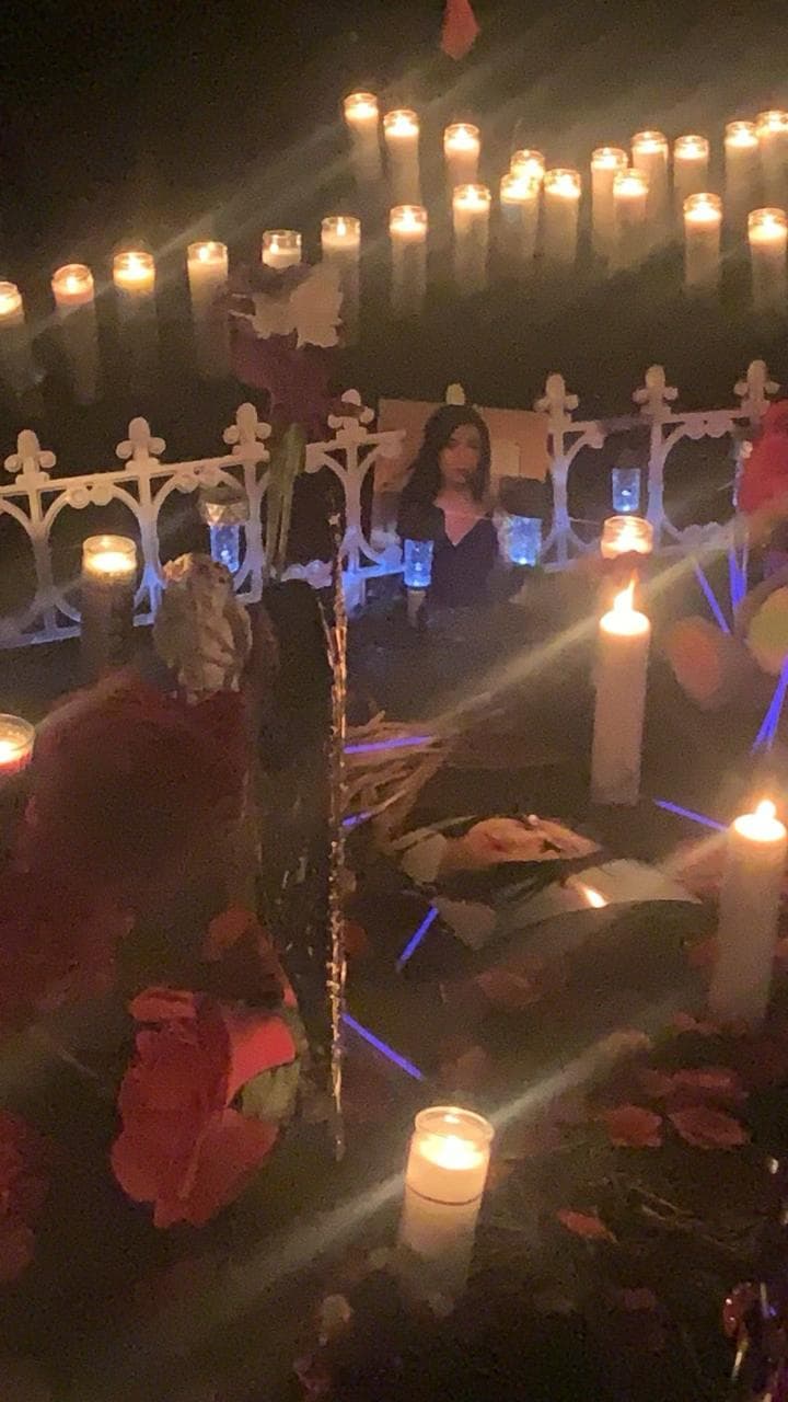 La comunidad creó un altar cubierto de rosas rojas y velas blancas alrededor de las fotografías de Marisela Botello. 
<br>