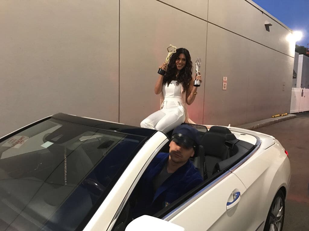 Francisca llegó con chofer y todo, mostrando orgullosa sus dos premios.