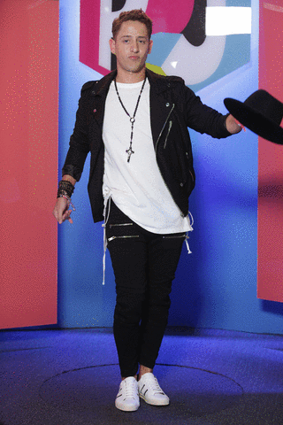 El DJ Producer Gian Varela sorprendió con un baile a su paso por la alfombra de Premios Juventud.