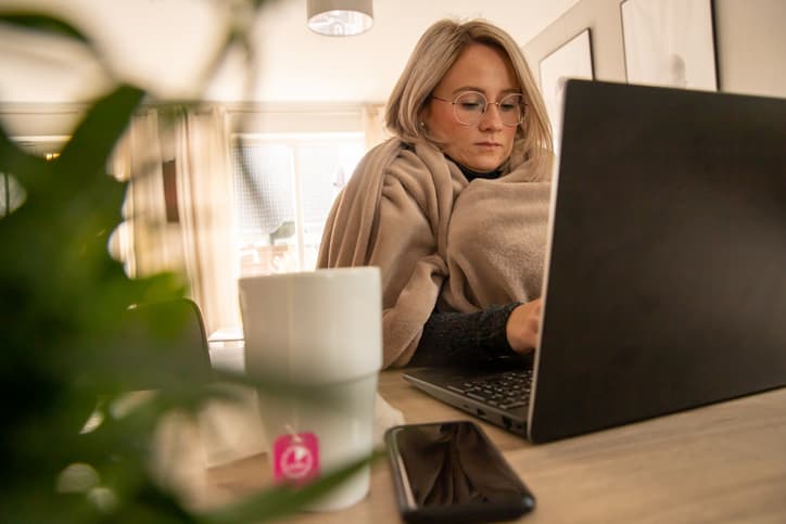 "Está comprobado que a las mujeres les gusta estar en espacios con temperaturas mayores que las de los hombres, pero hasta ahora se creía que era una cuestión de preferencias personales”, señala el estudio. “Lo que hemos visto es que no se trata únicamente de que te sientas cómodo; 
<b>la temperatura afecta a tu rendimiento en cuestiones relevantes</b>, como la dimensión matemática o la verbal”.