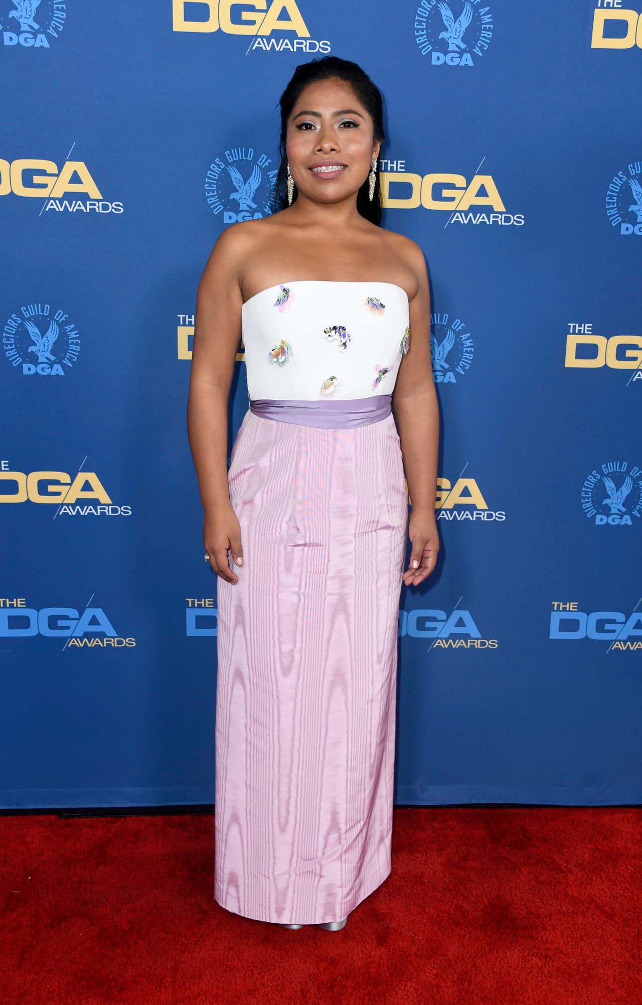En febrero 2, Yalitza se presentó en la 71 entrega anual de los 'Director Guild Awards' luciendo un favorecedor vestido en tonos lilas con flores en el torso del diseñador Delpozo.