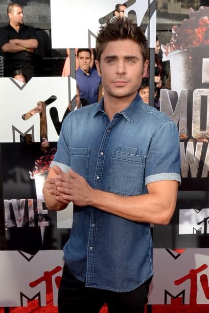 Posó un tanto despistado por la alfombra, antes de que iniciara la ceremonia. Mira aquí los videos más chismosos.