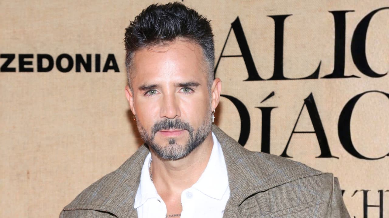 José Ron responde si escaparía de su boda por seguir soltero