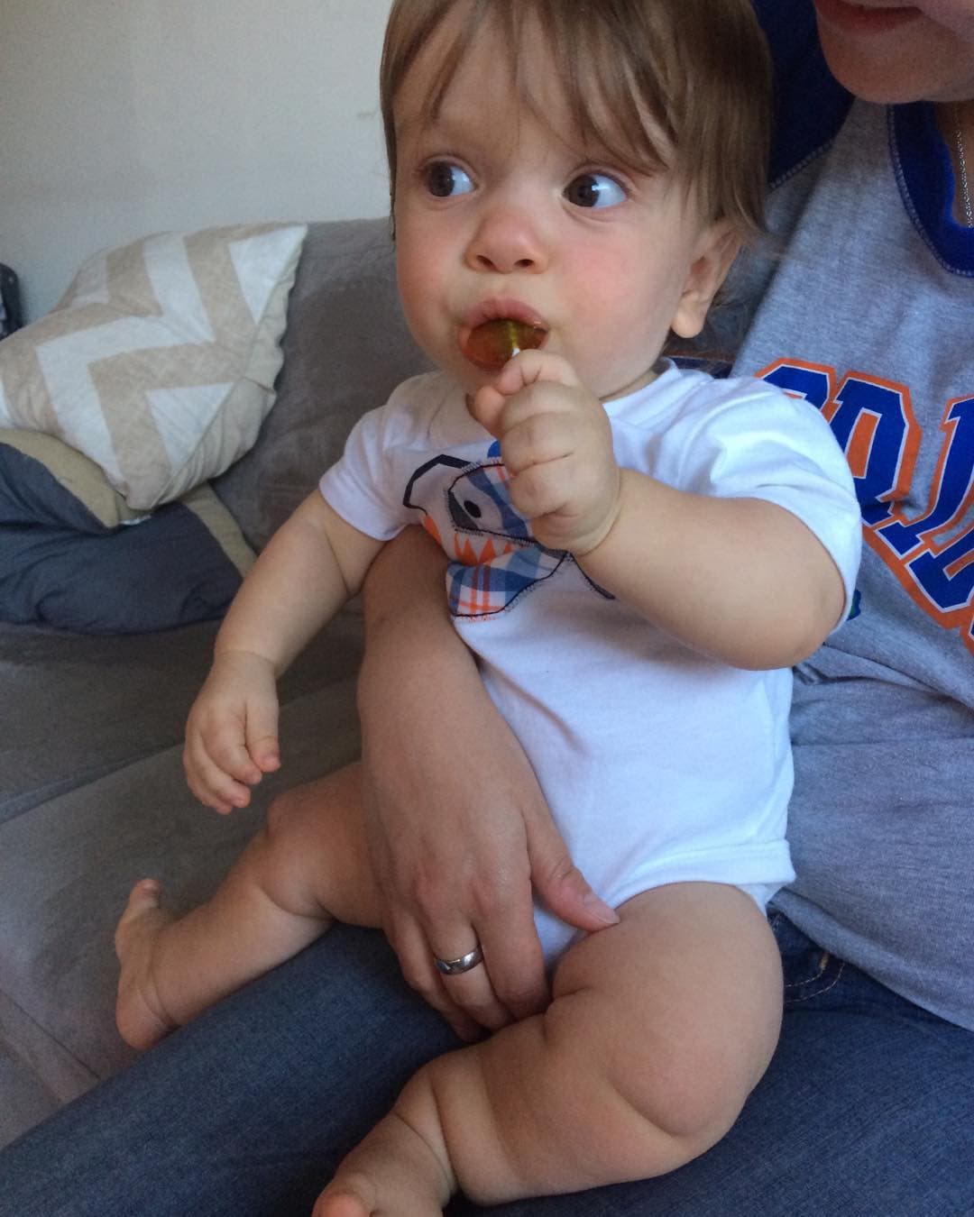 Y en esta imagen vemos a Sebastián degustando un caramelo, al igual que lo hacía su padre cuando era pequeño.