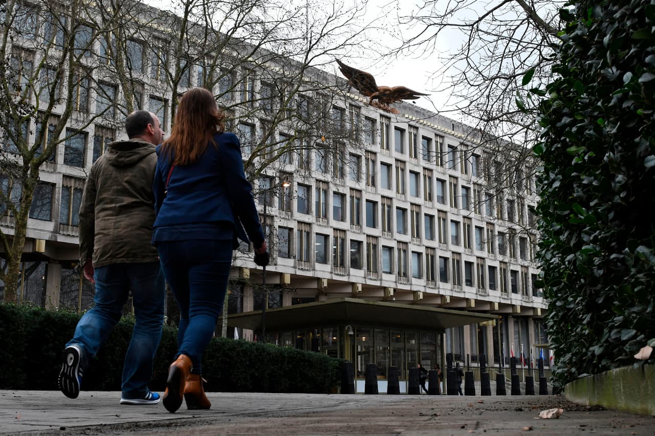 Estados Unidos decidió dejar este edificio, ubicado en el exclusivo barrio de Mayfair, por razones de seguridad. El Ejecutivo gastó durante años gran cantidad de dinero en tratar de que fuera más seguro, pero finalmente decidió que lo mejor era trasladarse al distrito de Nine Elms, en el sur de Londres. Solo en 2007, Washington gastó 15 millones de dólares en mejoras de seguridad en su antigua embajada, según un artículo de 
<i>The New York Times</i> publicado en junio de 2015.