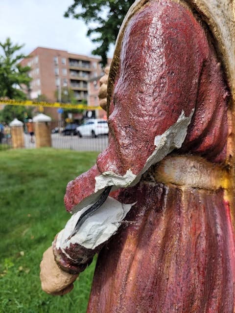 La Diócesis de Brooklyn está denunciando un acto de vandalismo a una estatua de Santa Bernadette recién instalada, y que estaba situada en el exterior de la Iglesia Católica Romana de San Miguel, en la sección de Flushing de Queens, como homenaje a las víctimas del coronavirus.