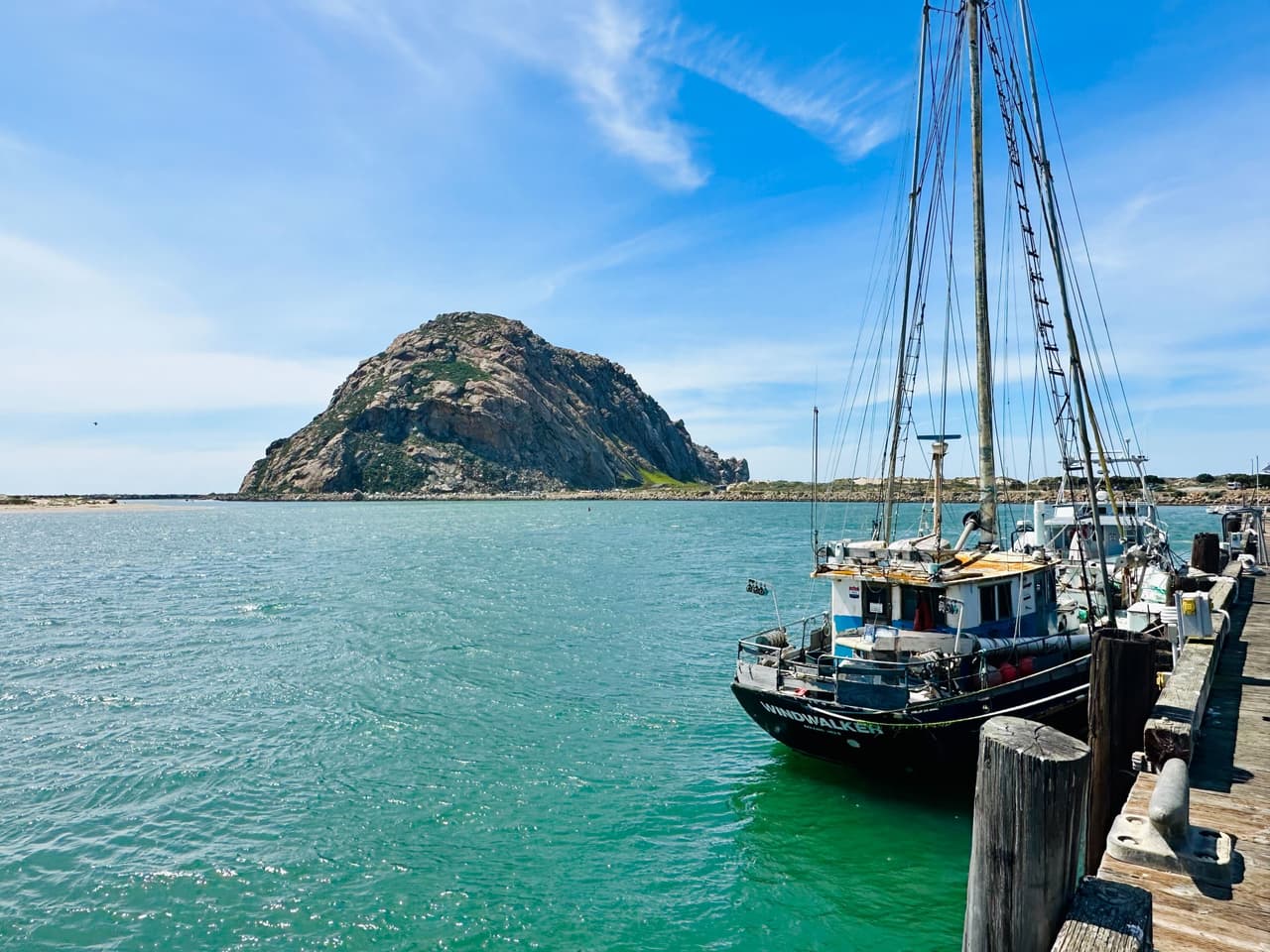 Morro Bay es una hermosa ciudad conocida por Morro Rock, un antiguo montículo volcánico en el mar. La roca se encuentra dentro del
<b>Parque Estatal Morro Bay</b>, hogar de lagunas, senderos y con una fascinante fauna.
<br>