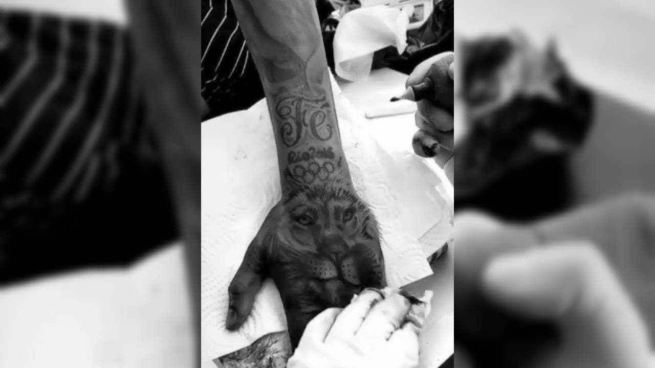 Su antebrazo ya luce otros diseños en tinta.