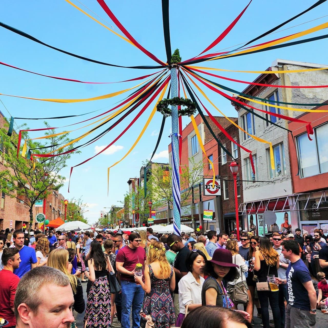 <b><a href="https://southstreet.com/">South Street Spring Festival and Maifest (7 de mayo):</a></b> La fiesta de cuadra más grande de South Street marca el comienzo de la primavera cuando los visitantes participan en la diversión familiar, la comida y la música al aire libre, que abarcan Headhouse Square y a lo largo de South Street.