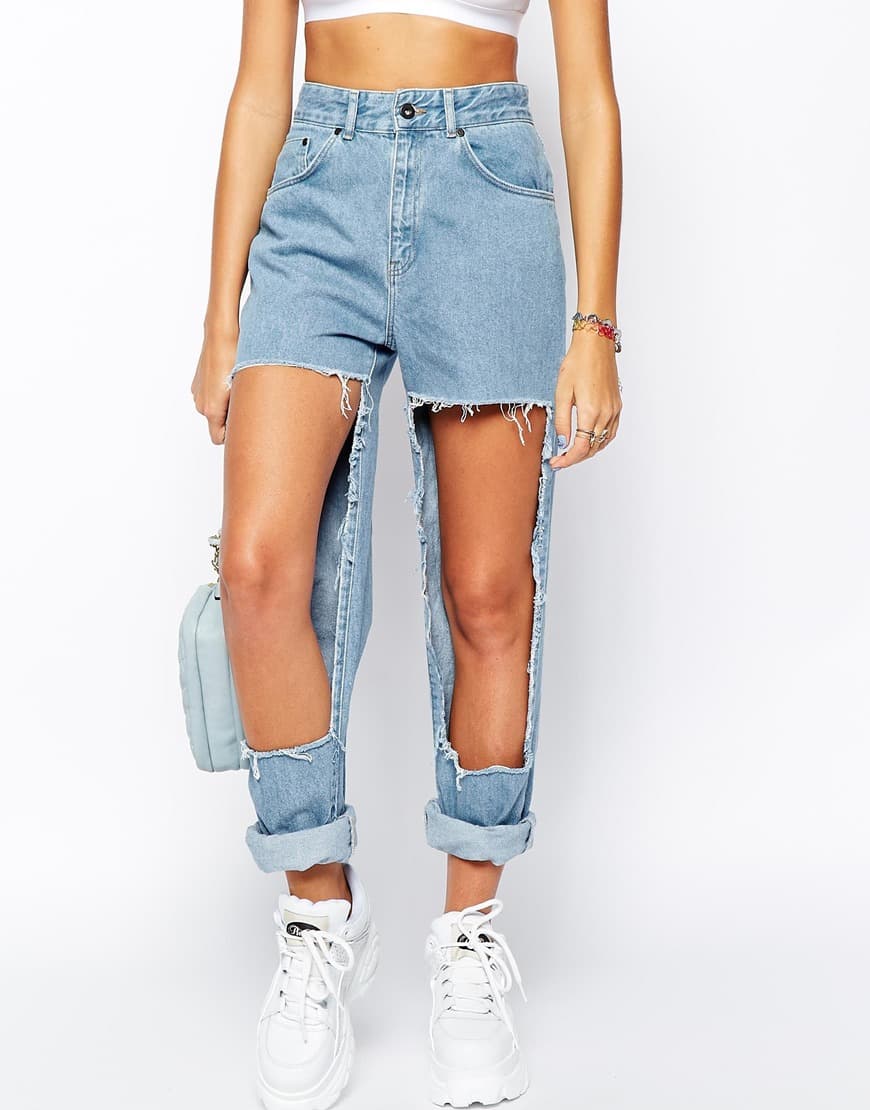 <b>¿Se te rompieron los jeans?</b>
<br>Los vaqueros se pueden llevar con agujeros y lo vienen haciendo los jóvenes desde los años 90 cuando se impuso el 'grunge', pero quizás a Asos se le haya ido un poco de las manos. Este modelo lo presentaron el año pasado, suponemos que para la temporada de verano, porque no está claro si se trata de unos shorts o unos 'mom jeans'.