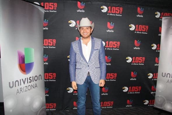 El Dasa no solo deleitó a sus fans con su voz y carisma, también compartió con ellos tomándose fotos antes del concierto. 