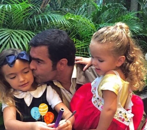 Ahondó en que ser padre de cuatro hijos es suficiente porque "creo que
<b><a href="https://www.univision.com/shows/el-gordo-y-la-flaca/cuantos-hijos-mas-quiere-tener-pablo-montero-video" target="_blank">con los que tengo estoy bien</a> </b>y me ha costado trabajo, la verdad, poderme organizar, darles el tiempo, lo que necesitan, darles estudio, darles ejemplo".
<br>