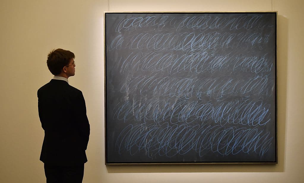 Resulta que el portal 'Life and Style' reportó que este cuadro donde Twombly hizo garabatos sobre todo el lienzo costó 69.9 millones de dólares y algunos lo consideran algo absurdo ya que no son más que movimientos sin sentido; eso sí, quien lo compró debió ver algo más profundo.