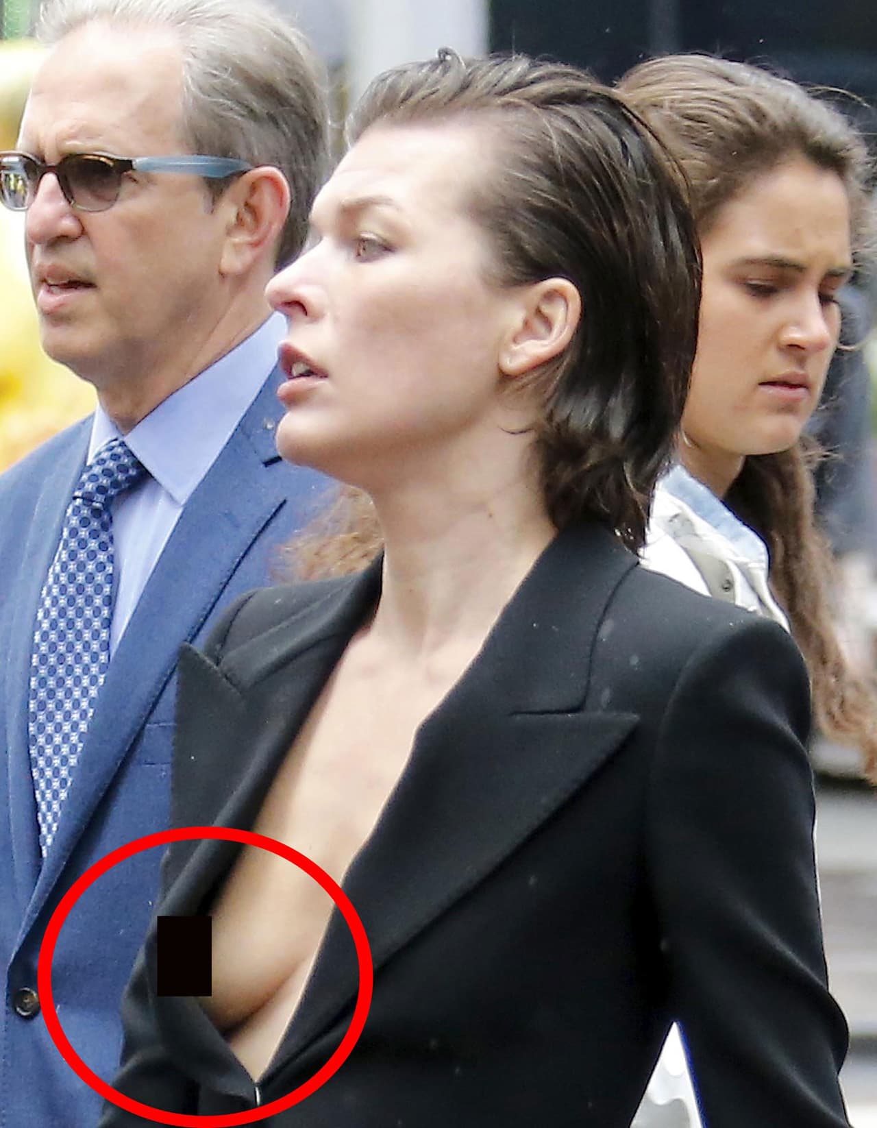 ¡Tanto que ni cuenta se dio que su saco se abrió!