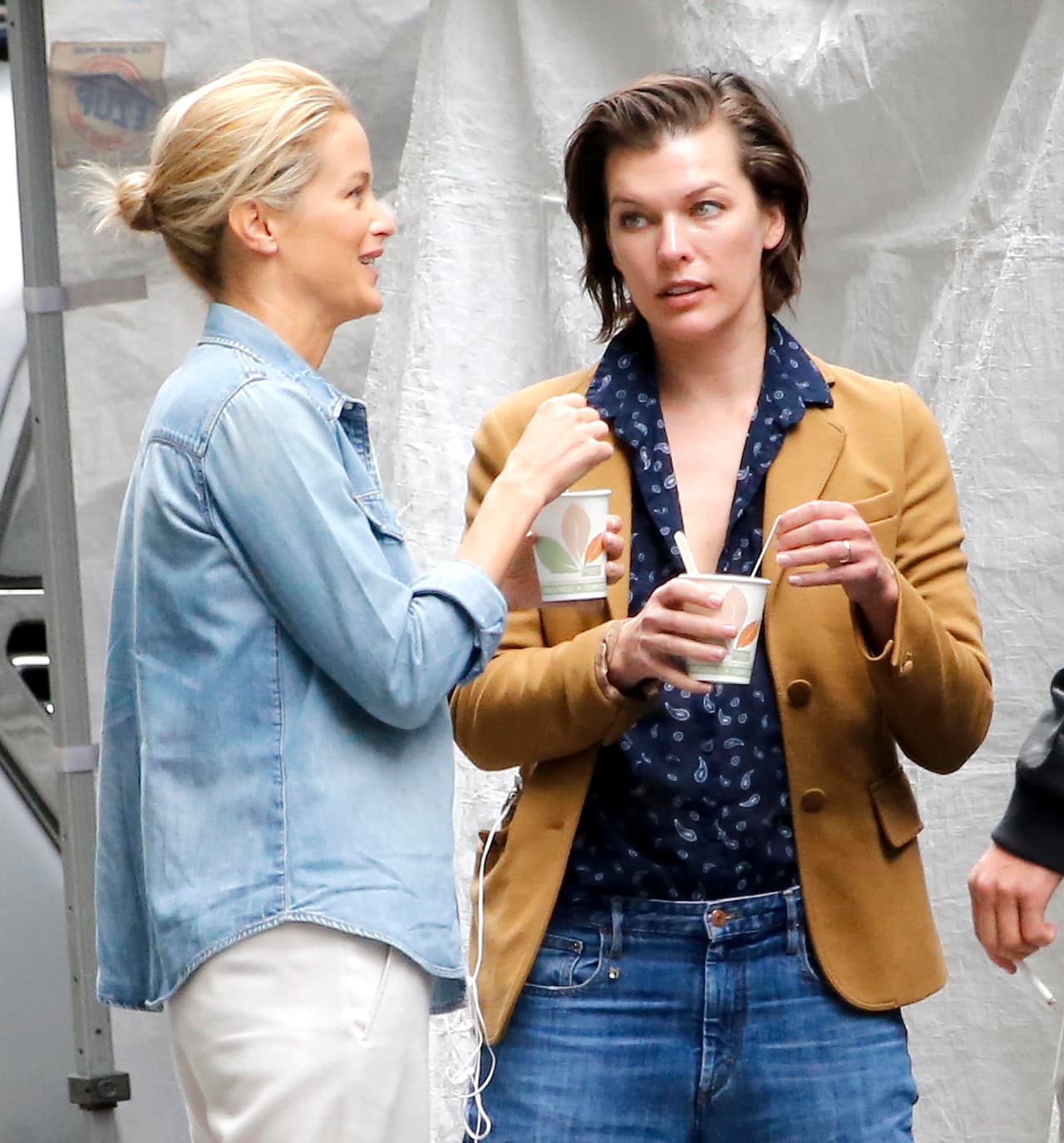 Con un rico cafecito, platicó con las demás modelos.