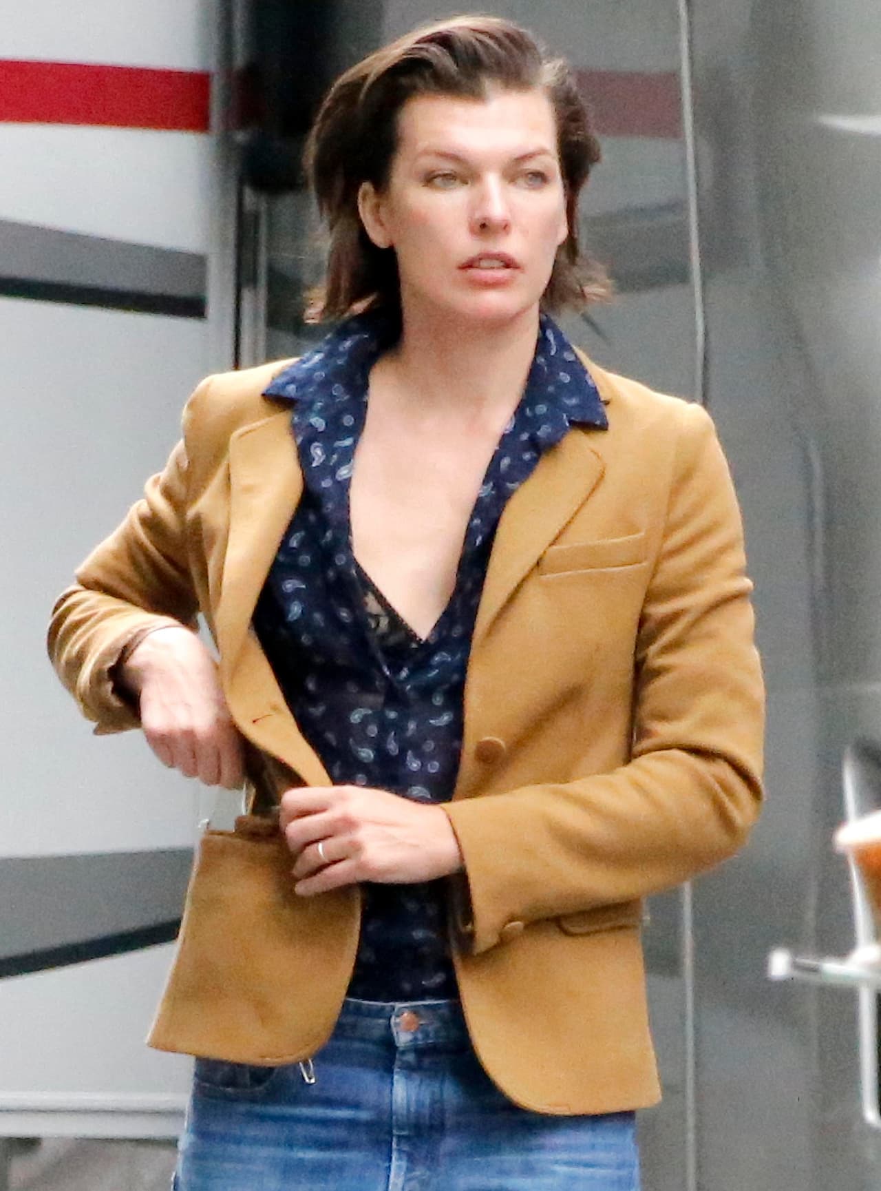 Con jeans, camisa cómoda y un saco, descansó antes del 'shoot'.