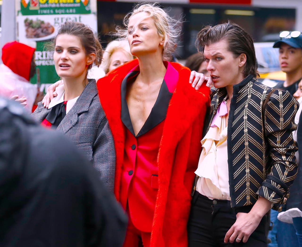 Milla posó también con Isabeli Fontana y Carolyn Murphy.