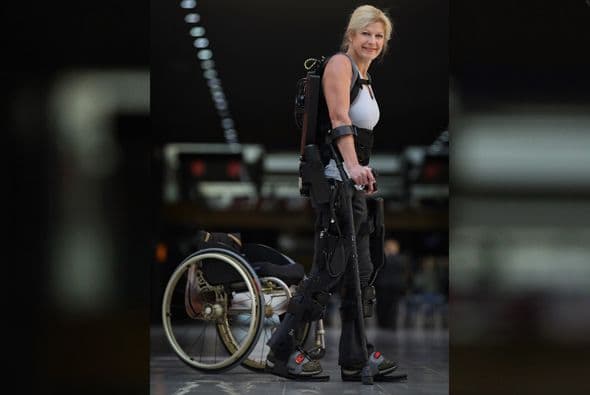 Luego de pasar más de 20 años en silla de ruedas por una paraplejia, esta mujer pudo volver a caminar con ayuda de un esqueleto biónico a su medida.
