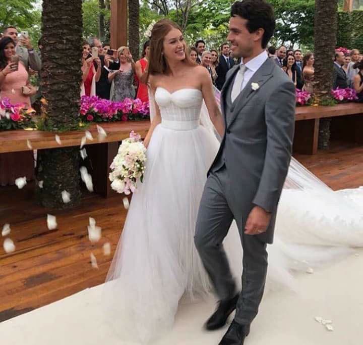 Al salir del altar, la pareja caminó por una alfombra blanca y les lanzaron pétalos blancos hasta donde estaban. Las sonrisas de felicidad brotaban en el aire ¡Ahora son, marido y mujer!.