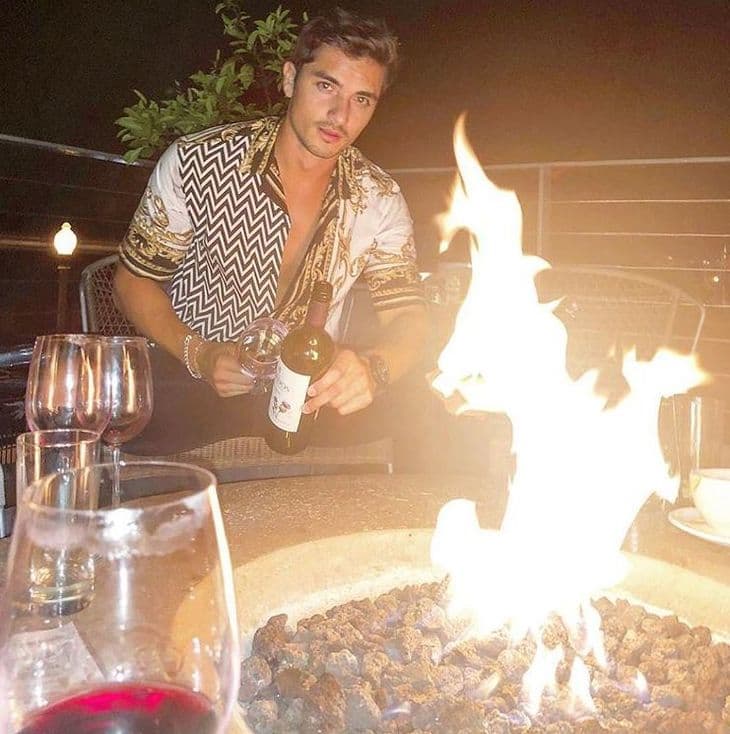 El joven modelo reiteró que no tiene ninguna relación personal con
<b>Alejandra Guzmán</b>, tal y como lo había hecho a través del comunicado.