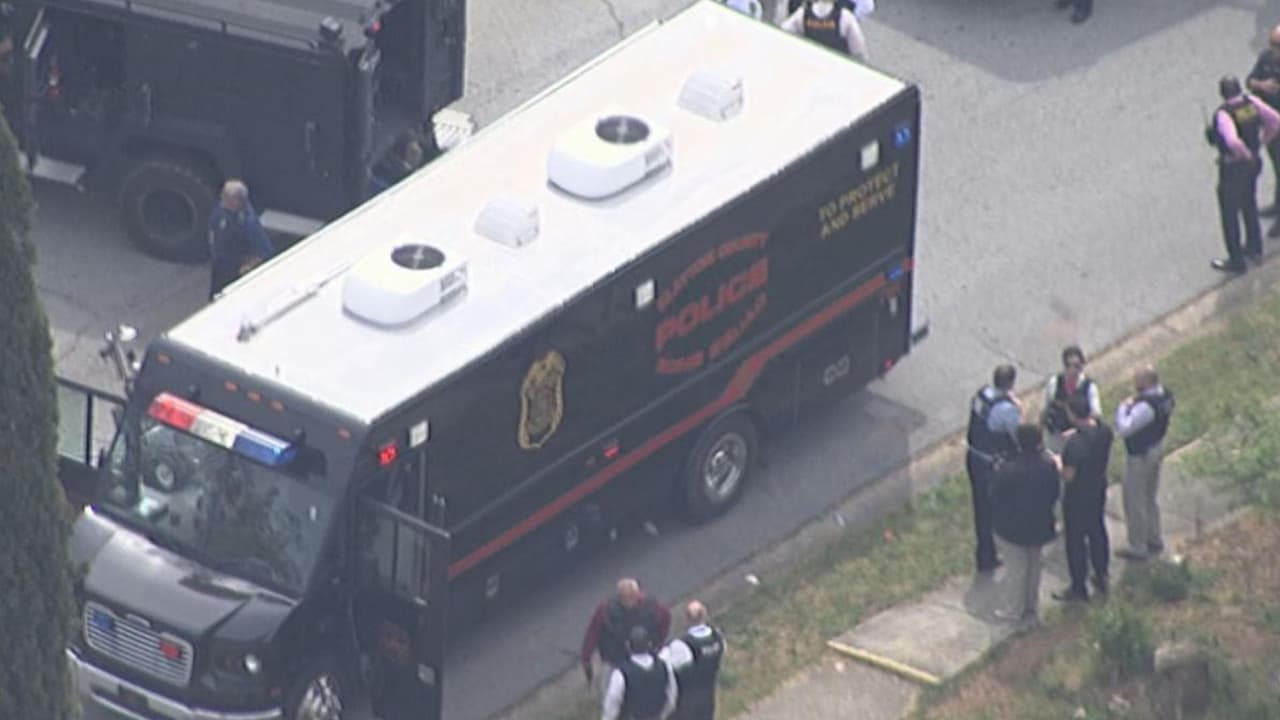 La situación prosiguió por unas 15 horas y durante ese tiempo, según la policía, el sospechoso no accedió a mostrar pruebas de que los rehenes estuvieran a salvo.