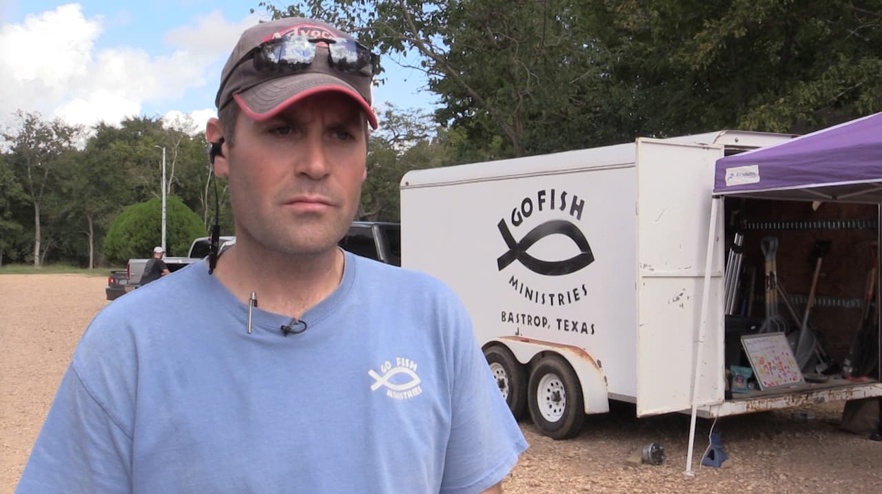 "Lo que estamos haciendo es una gran construcción en el hogar y todo lo relacionado a la inundación está siendo removido”, dijo Joey Melton, quien acude cada sábado a la ciudad para coordinar a los voluntarios.