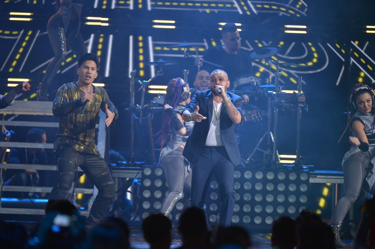 Él se lo toma con simpatía, pero no es el primer año que tiene una presentación accidentada.