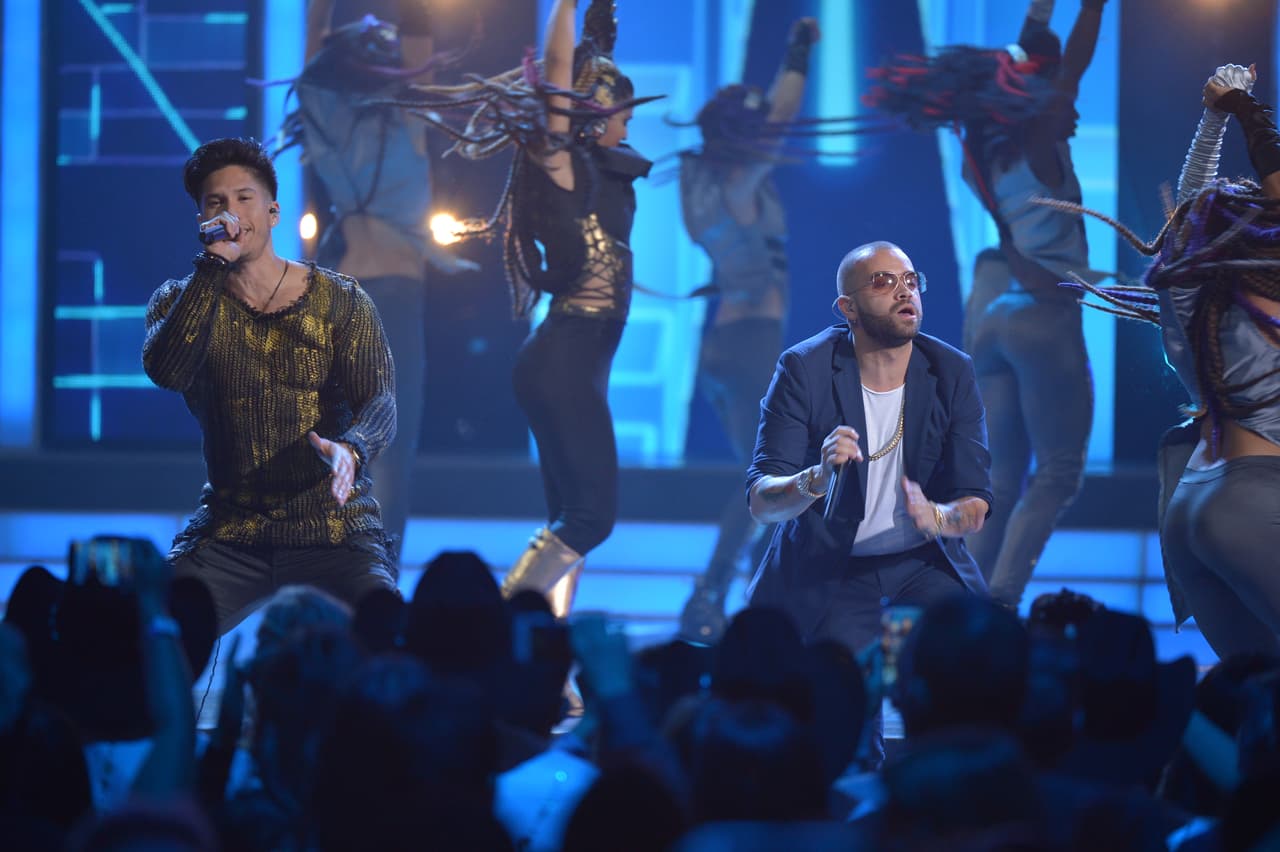 Como él mismo comentó, sí le dolía pero decidió no parar su presentación.