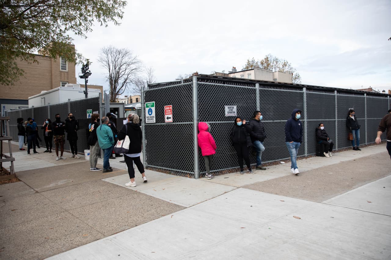 El número de neoyorquinos que está yendo a estos centros de pruebas ha incrementado en las últimas semanas. Esta foto fue tomada en Brooklyn.