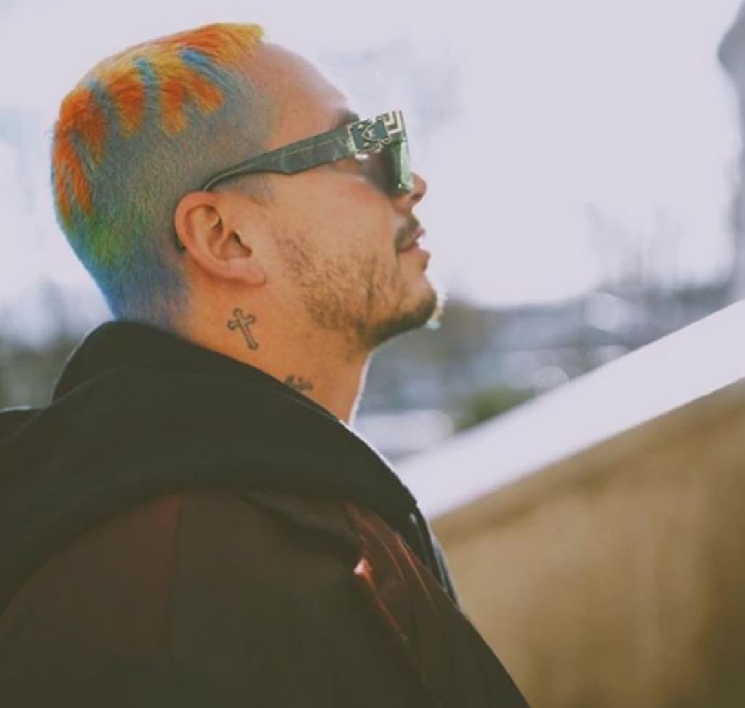 La mayoría de las veces no usa la capucha, porque 
<b>prefiere mostrar los diferentes colores y estilos</b> que constantemente luce en su cabellera.