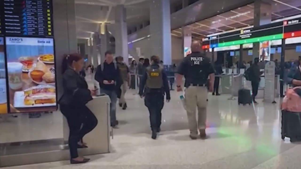 Agentes de inmigración intensifican detenciones de indocumentados en aeropuertos de Estados Unidos