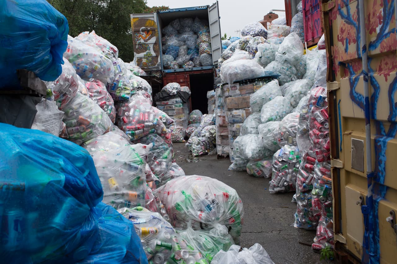 Las latas y las botellas recogidas en la calle clasificadas por una cooperativa de reciclaje en Bushwick, Nueva York.