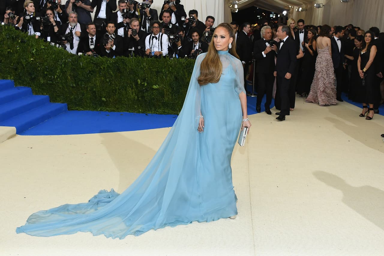 <b>RETRO GLAM (2017)</b>
<br>Tras faltar en 2016, el vestido Valentino en gasa azul que utilizó para la Met Gala de ese año con la temática "Rei Kawakubo/Comme des Garcons: Art Of The In-Between" fue uno de los atuendos más memorables del año. El diseño en chiffon de seda le dio un aire retro del Hollywood glamoroso de antaño.
<br>