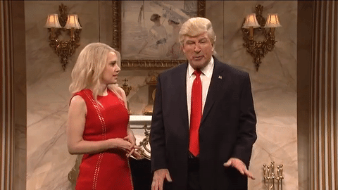 Este fue un año en el que l
<a href="http://www.univision.com/entretenimiento/2016-12-momentos-en-los-que-la-cultura-pop-domino-a-la-politica-y-viceversa">a política y la cultura pop se influyeron mutuamente</a>: un año de elecciones en el que los 'late shows' y los comediantes jugaron un rol protagónico. En 2016 Barack Obama y Trump le prestaron una visita a Jimmy Fallon, Kate McKinnon como Kellyanne Conway y
<a href="http://www.univision.com/entretenimiento/divulga-tus-declaraciones-de-impuestos-y-entonces-paro-la-respuesta-de-alec-baldwin-a-la-critica-de-donald-trump-sobre-su-actuacion-en-saturday-night-live"> Alec Baldwin como el presidente elect</a>o participaron en una serie de sketches para "Saturday Night Live" y actores como Gael García le hicieron saber a Stephen Colbert qué pensaban sobre las elecciones.